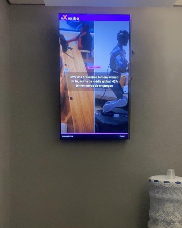TV da Exibo na recepção da Clínica Roberta Fernandes